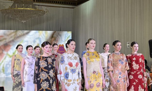 Saat Taman Bunga Mekar Di Atas Kain Batik Koleksi Danar Hadi