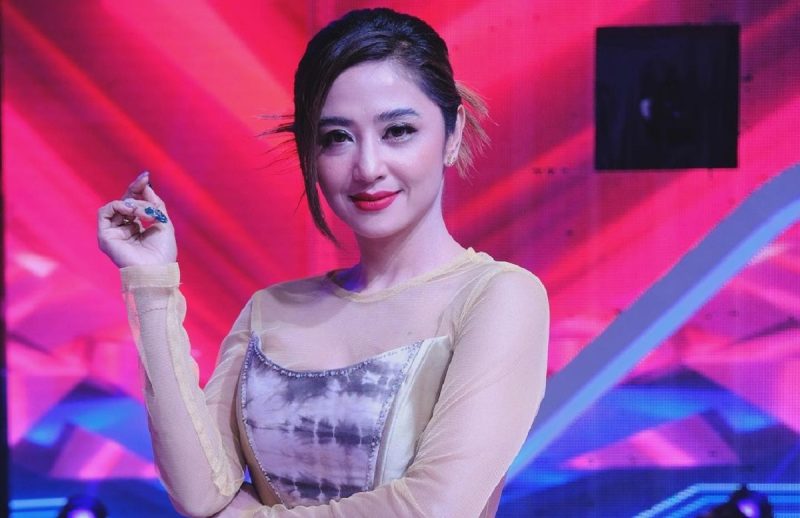 Dewi Persik Penyanyi Dangdut Terkenal Lewat Aksi Panggungnya